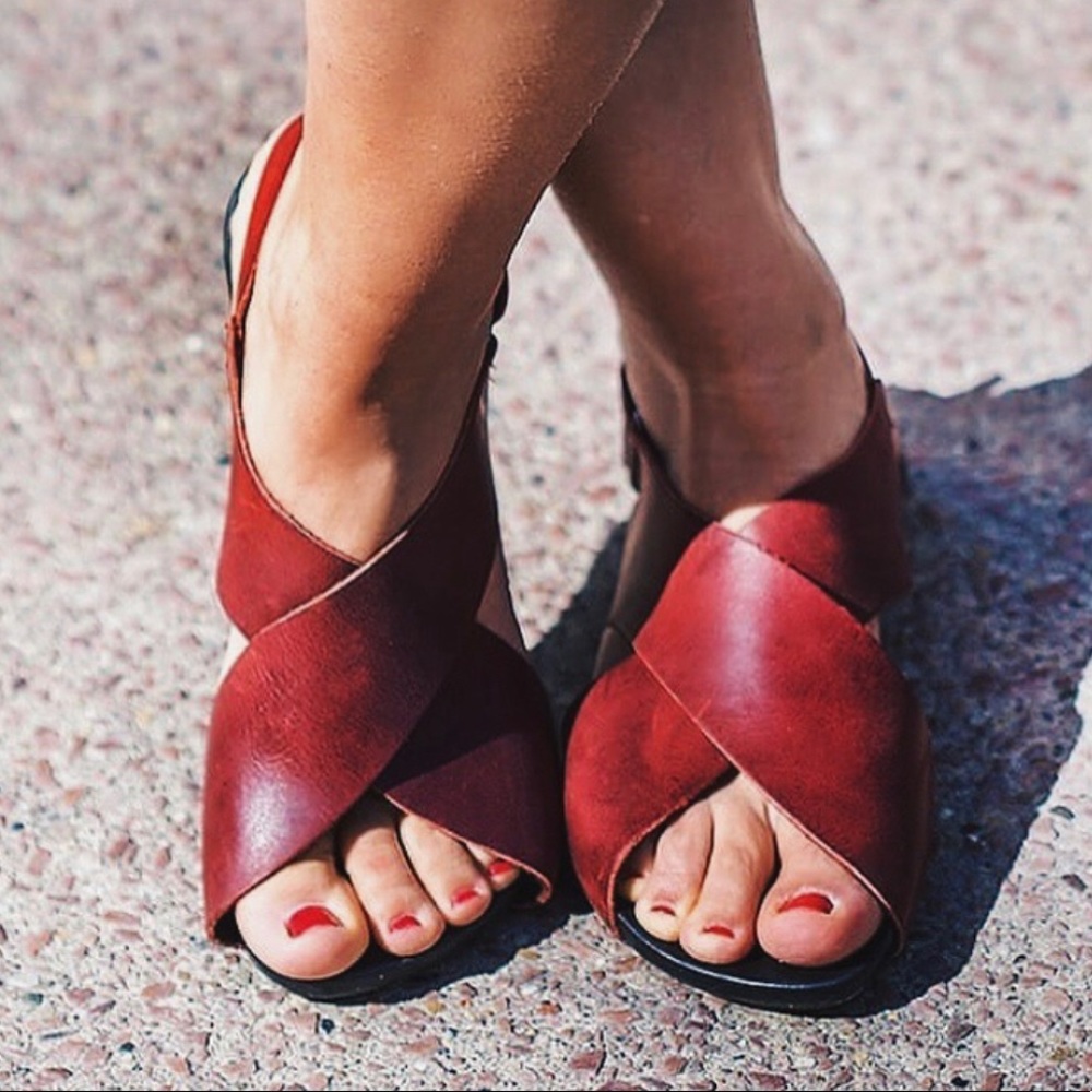 New Leather Crossover Sandals